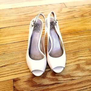 Pour La Victoire Vero Curio nude peep toe heels